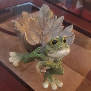 Cute frog dragging leaf dish